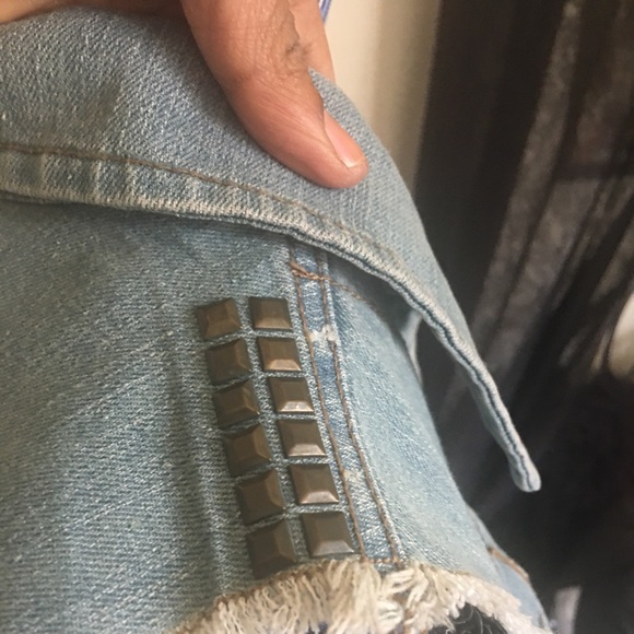 🚨 5/$20 Adorable light wash denim vest w/grommets - Picture 8 of 10